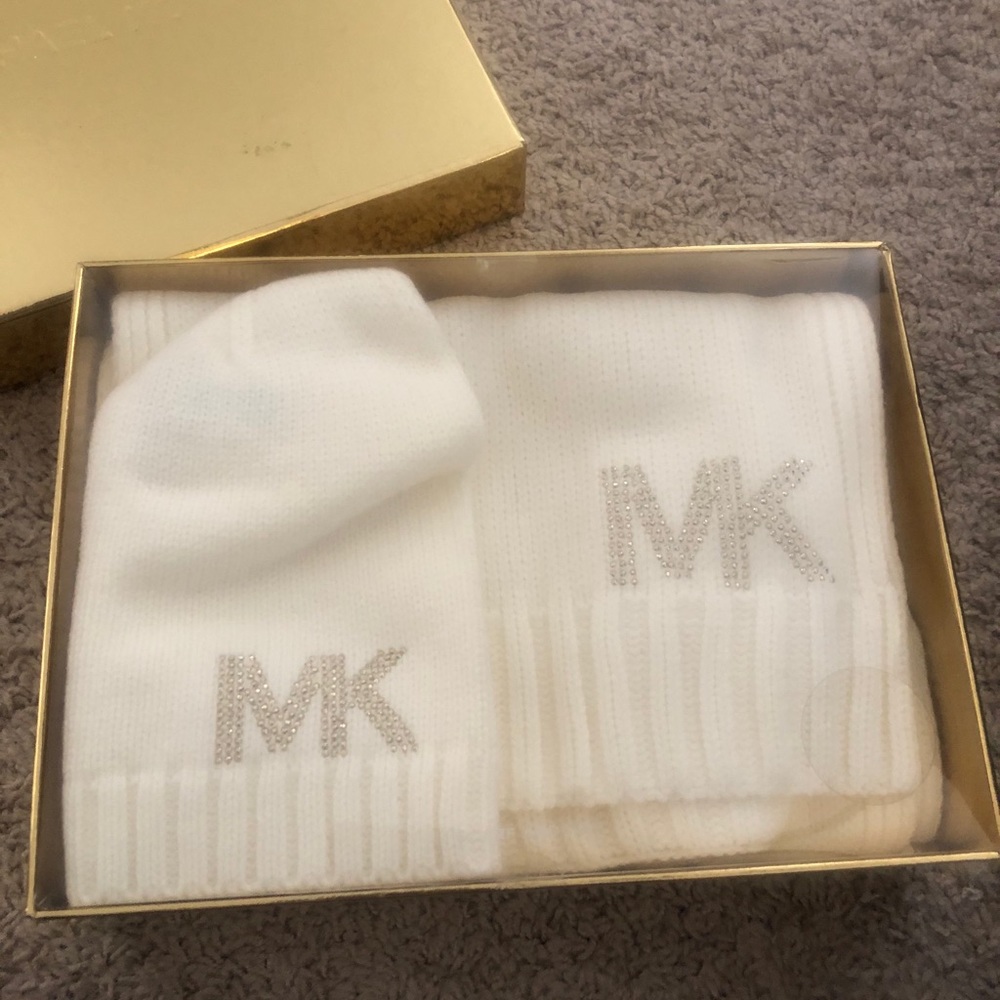 ❌SOLD❌ Michael Kors Mirror Stud Hat & Scarf Gift Set